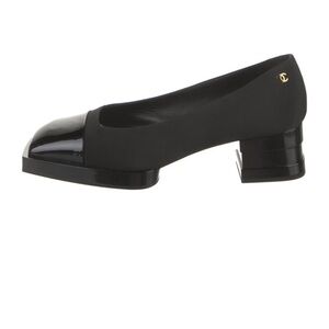 Perfect black, Chanel pumps. Very 90s/2000s